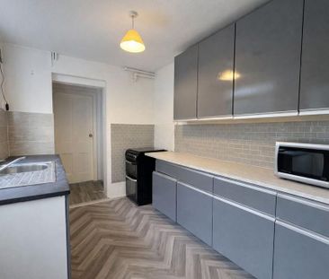 4 bedroom semi-detached house to rent - Photo 6