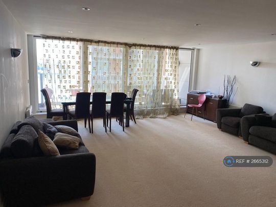 3 bedroom flat to rent - Photo 1