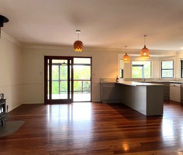 Large 3 Bedroom Family Home with Study - Photo 2