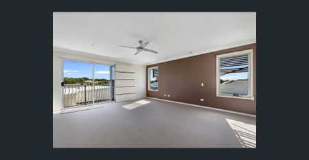 HUGE THREE BEDDER WITH MULTIPLE LIVING SPACES! - Photo 2