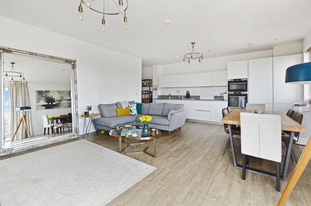 A third floor, modern two-bedroom apartment within walking distance to Trumpington High Street, allowing easy access to the city centre and M11 road links. The property is in excellent proximity to Addenbrookes hospital and Trumpington park and ride. - Photo 1