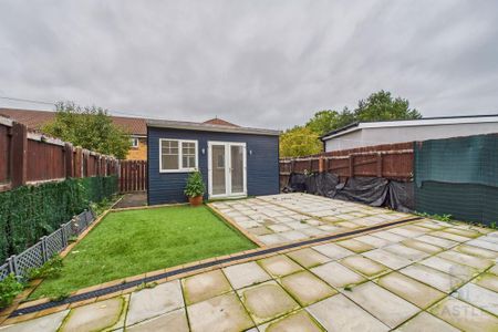 4 bedroom semi-detached house to rent - Photo 2