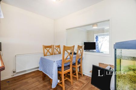 4 bedroom detached house to rent - Photo 2