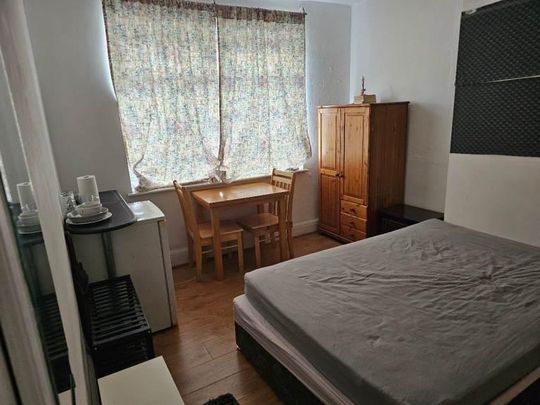 1 bedroom in a house share to rent - Photo 1