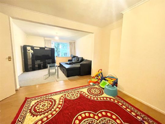 3 bedroom House in Tallis Lane, Reading - Photo 1