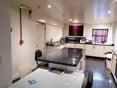 1 bedroom in a house share to rent - Photo 2