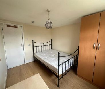 Room in a Shared House, Holbrook Road, E15 - Photo 1