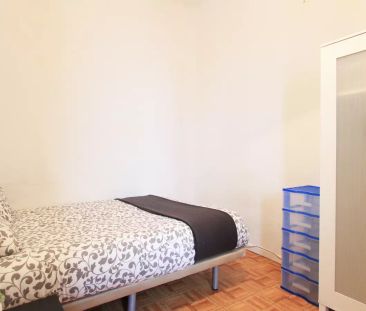 Room in a shared 11-bedroom apartment for rent in Sol - Photo 5