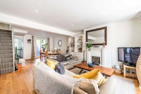 3 bedroom flat to rent - Photo 3