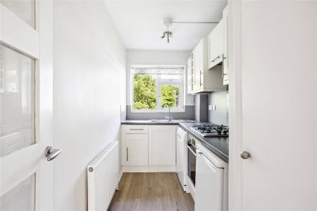 Palmerston Court, Lovelace Gardens, Surbiton, Surrey, KT6 flat to rent - Photo 4