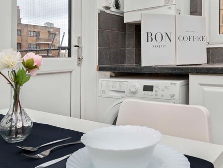 Stylish East London Room – Great Transport Links ✨ Room B - Photo 4