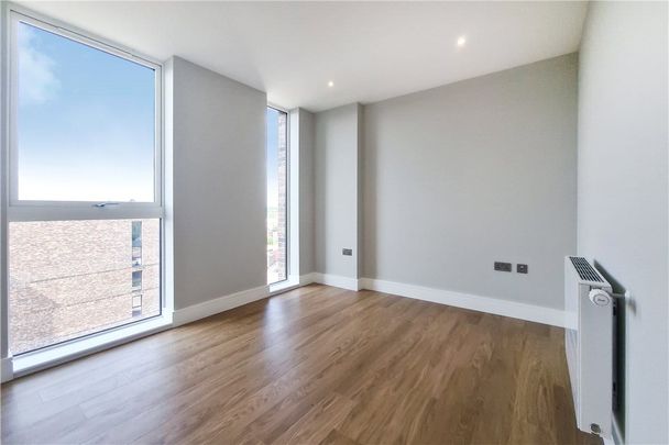 Excellent two-bedroom, two-bathroom flat within Wimbledon Grounds, this prestigious new development next to the AFC Wimbledon Stadium. The apartments all have generous balconies, lift access, secure bike storage and landscaped communal gardens. - Photo 1