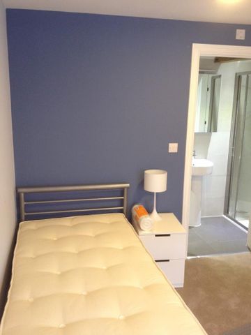 1 bedroom in a house share to rent - Photo 2