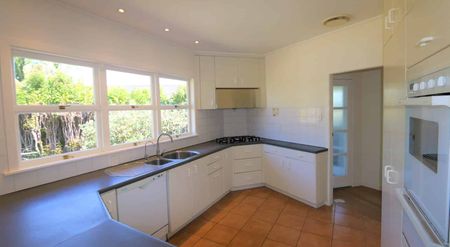 Three bedroom, Pets allowed - Photo 3