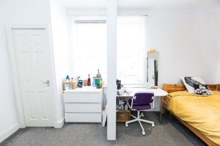 The Village Street, Burley, Leeds - Photo 4