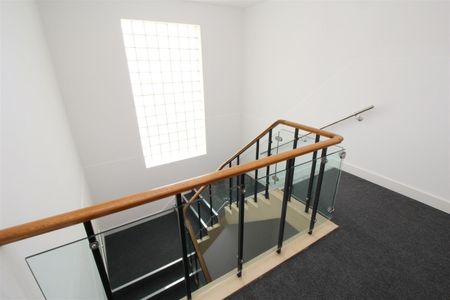 Bowthorpe House, Manor Royal - Photo 2