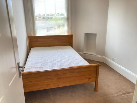 4 Bed Flat, Very Near Haven Green Area, W5 - Photo 5