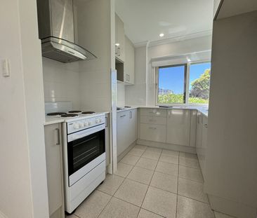 Chaming Family Home! - Photo 6