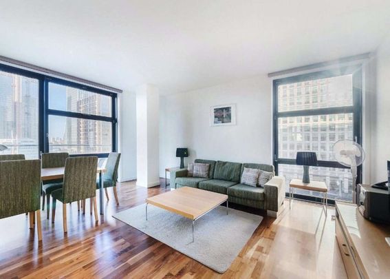 Two bedroom apartment located in a dockside development close to the Canary Wharf estate and Bank Street. - Photo 1