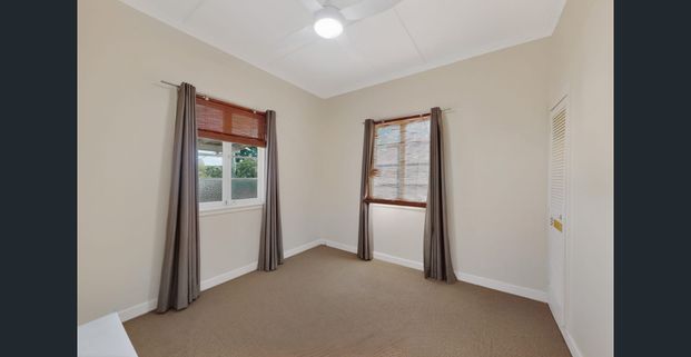 Welcome to 3 Howard Street, Coorparoo — a happy and comfortable three-bedroom home set in one of Coorparoo’s most exclusive dress-circles. - Photo 1