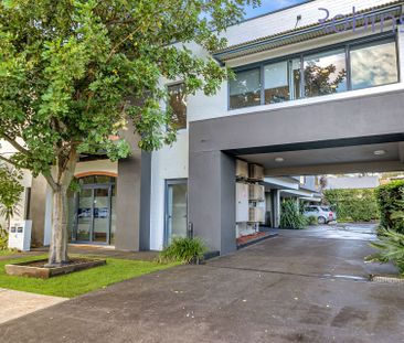 Three bedroom, two bathroom townhouse with double garage - Photo 6