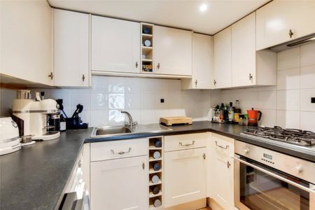 A two double bedroom garden flat with a private patio garden only moments from Westbourne Grove and Portobello Road in this pretty tree lined street in the heart of Notting Hill. Tenancy Length: Minimum 12 months EPC Rating C | Council Tax Band C - Photo 3
