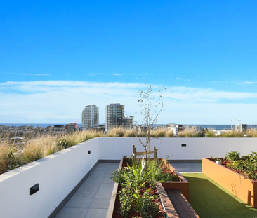 Modern Three-Bedroom Apartment with Courtyard - Photo 4