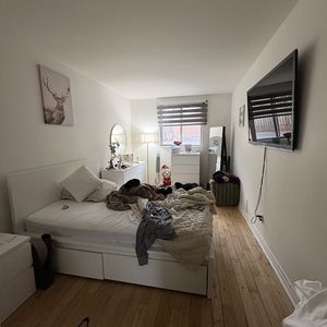 À Louer – Grand 4½ Rénové à Cartierville - Photo 2