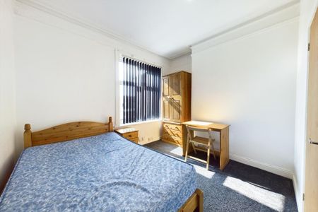 1 bedroom in a house share to rent - Photo 2