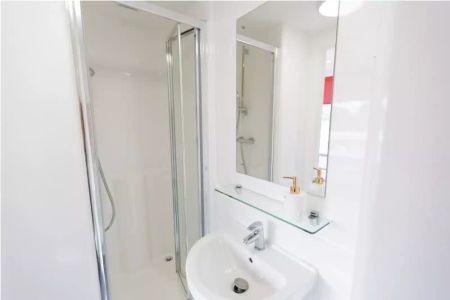 Silver Ensuite (Higher Floors) - Photo 2