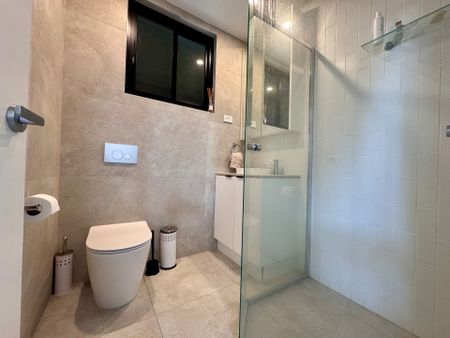 MODERN STUDIO -UTILITIES INCLUDED - Photo 3