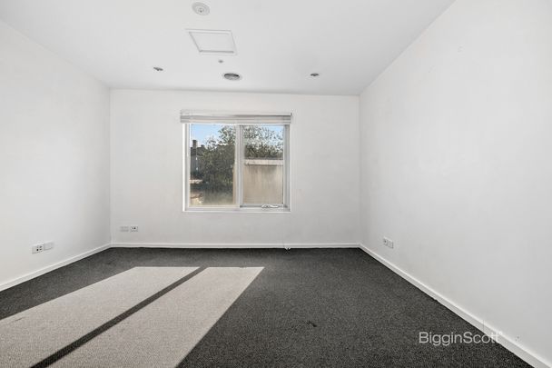BRIGHT STUDIO APARTMENT IN UNBEATABLE RICHMOND LOCATION! - Photo 1