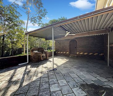 Spacious Family Home in Leafy Cul-De-Sac, with Pool! - Photo 5