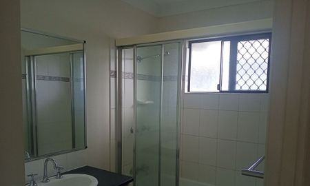 Spacious Family Home in Quiet Kelso Street - Photo 2