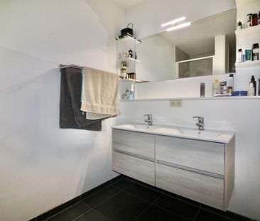 Ruim duplexappartement met 3 slpk, terras en carport voor 935 EUR/mnd - Photo 2