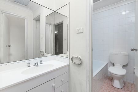 2 bedroom with study - walk to station - Photo 4