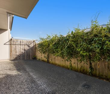 LARGE TOWNHOUSE 2 LIVING AREAS, VIEWS & GREAT SIZE BACK YARD - Photo 4