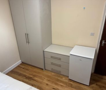 Room in a Shared House, Balmoral Road, NW2 - Photo 4