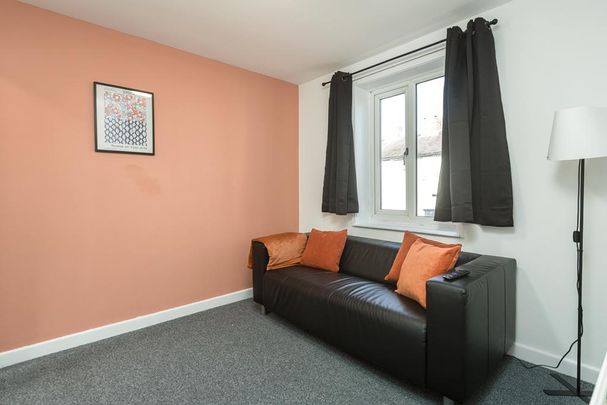 5 bedroom house of multiple occupation to rent - Photo 1