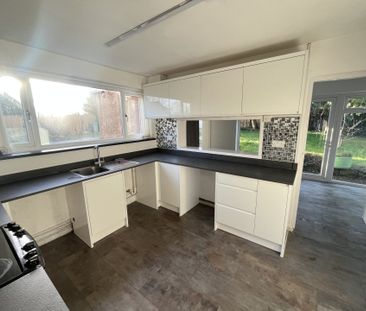 St.PetersLane, Bickenhill, SOLIHULL - Photo 2