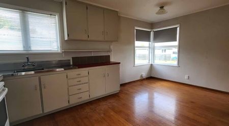 LOCATION LOCATION CLOSE TO MOTORWAY AND SCHOOLS - Photo 4