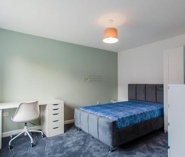 4 bedroom semi-detached house to rent - Photo 3