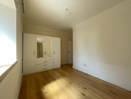 3 bedroom flat to rent - Photo 4