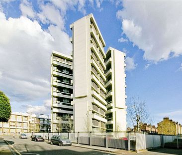 A spilt level apartment in one of Bethnal Green's most sought after and unique developments - Denys Lasdun's Keeling House. - Photo 1