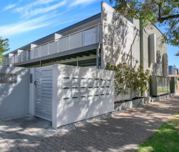 FURNISHED APARTMENT , SENSATIONAL LIVING IN ENVIABLE LOCATION! - Photo 4