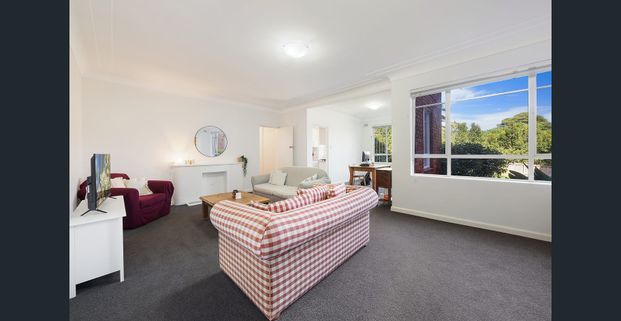 Immaculately presented oversized 2 bedroom Unit - Photo 1