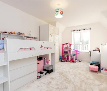 4 bedroom House in Bluebell Crescent, Woodley - Photo 4