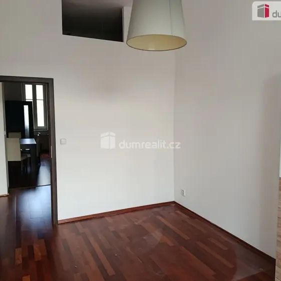 Velmi hezký a prostorný byt 2+1 po rekonstrukci, Praha 5 – Smíchov - Photo 1