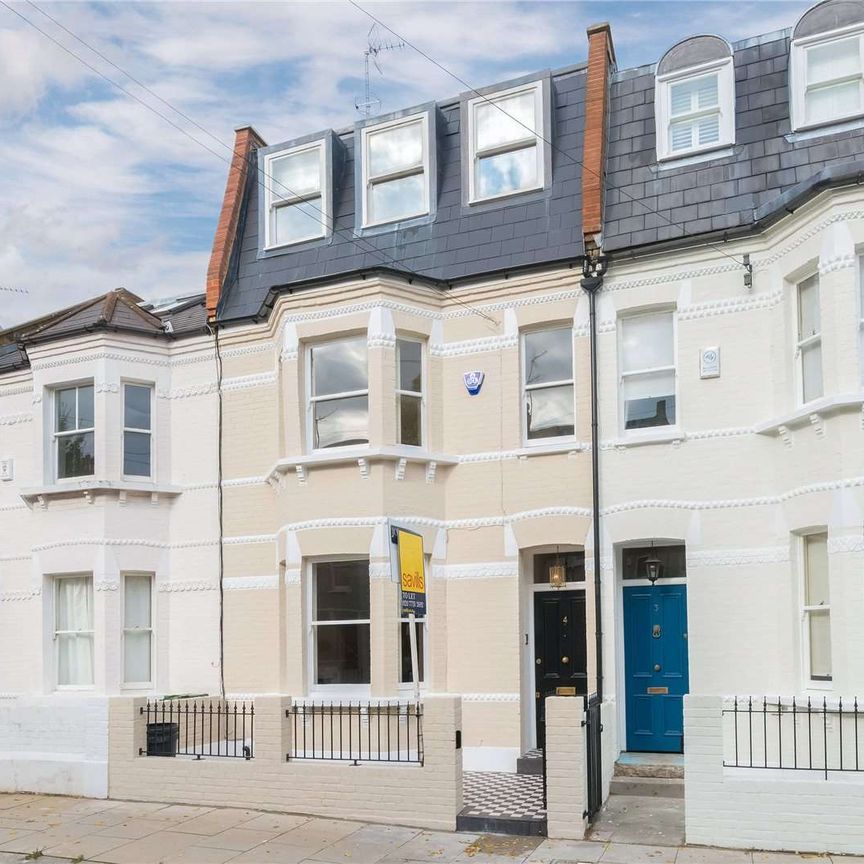 A great recently refurbished six bedroom family house in Parsons Green - Photo 1