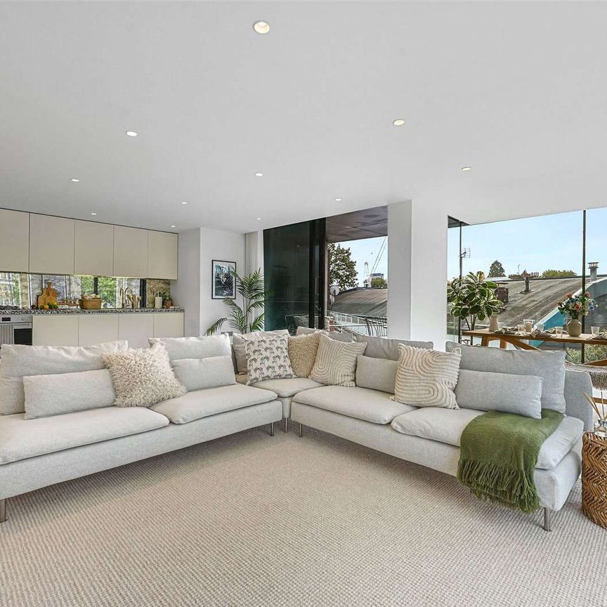 An exceptional opportunity to enjoy a refined lifestyle within one of Camden Town's most sought-after modern developments. - Photo 1